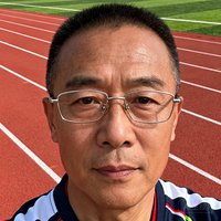 一位戴眼镜的学校体育老师头像，背景是操场跑道
